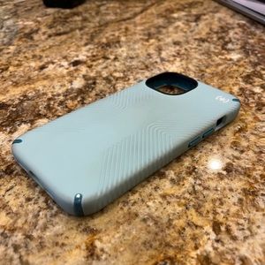 Speck Presidio 2 Grip iPhone 13 Case